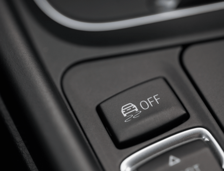 gros plan d'un bouton ESP OFF sur une voiture