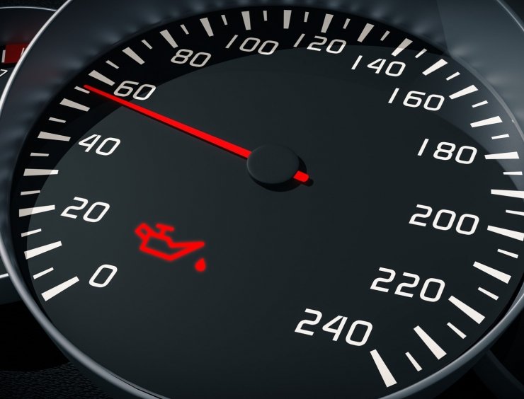 gros plan d'un compteur de vitesse sur une voiture