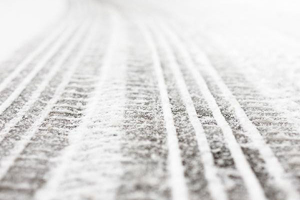 des traces de pneus dans la neige