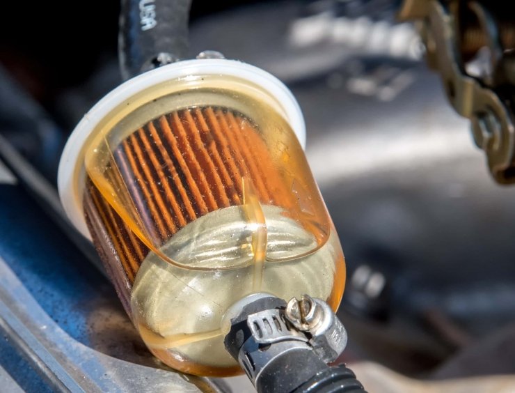un gros plan du filtre à huile d'une voiture