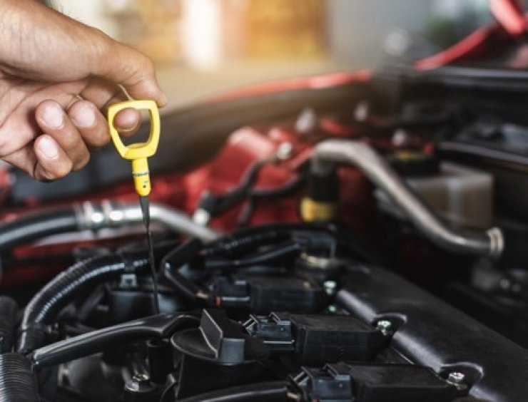 un homme travaillant sur un moteur de voiture