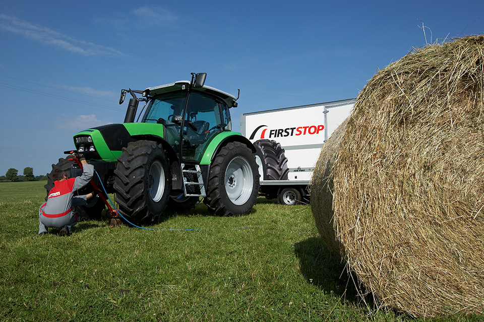 un tracteur et une remorque dans un champ