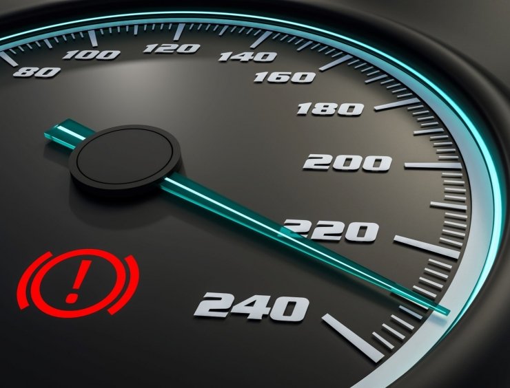 gros plan d'un compteur de vitesse sur une voiture