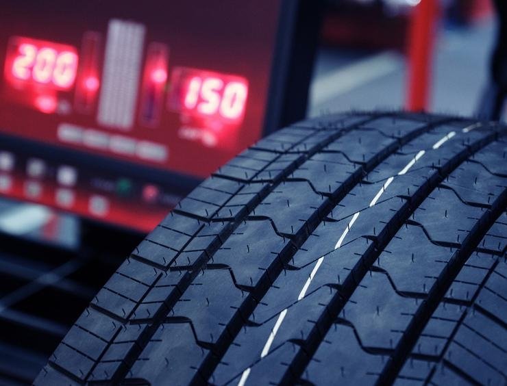 un gros plan d'un pneu sur un véhicule