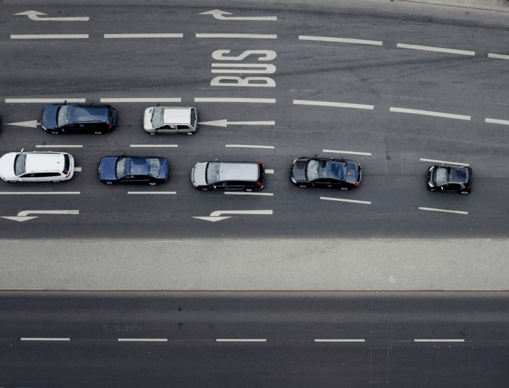 une vue aérienne d'une autoroute avec plusieurs voitures dessus