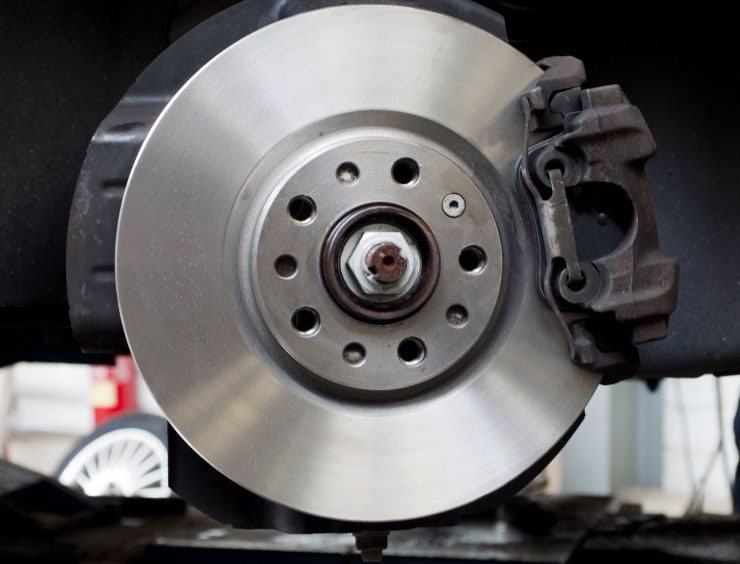 gros plan d'un frein sur un véhicule