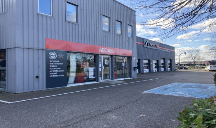 un bâtiment qui a beaucoup de fenêtres