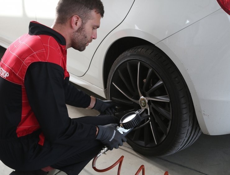 un homme travaillant sur un pneu dans un garage