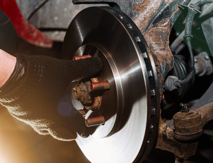 un gros plan d'une personne travaillant sur un disque