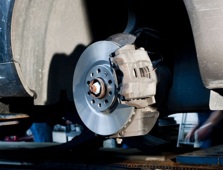 gros plan d'un frein sur un véhicule