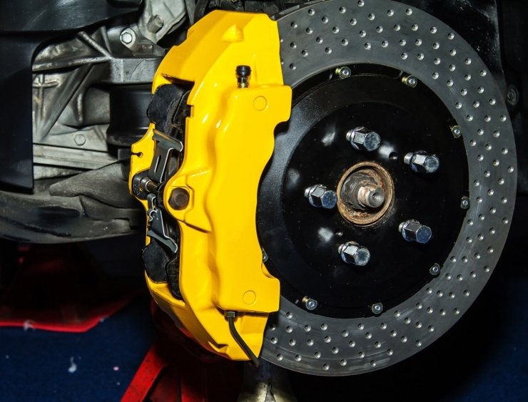 gros plan d'un frein sur un véhicule