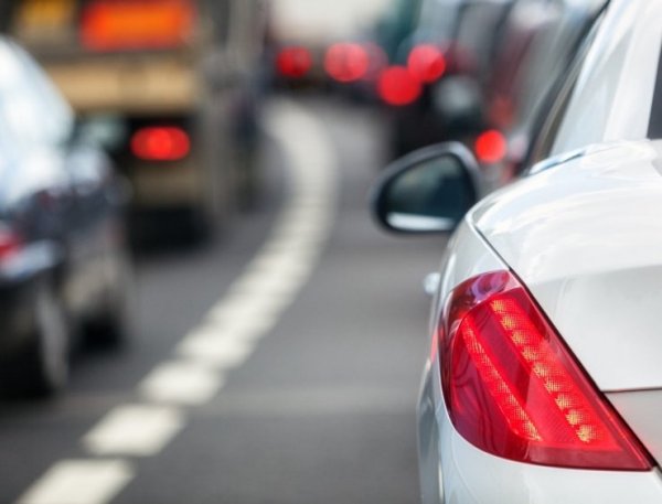 gros plan sur les feux arrière d'une voiture dans une rue de la ville