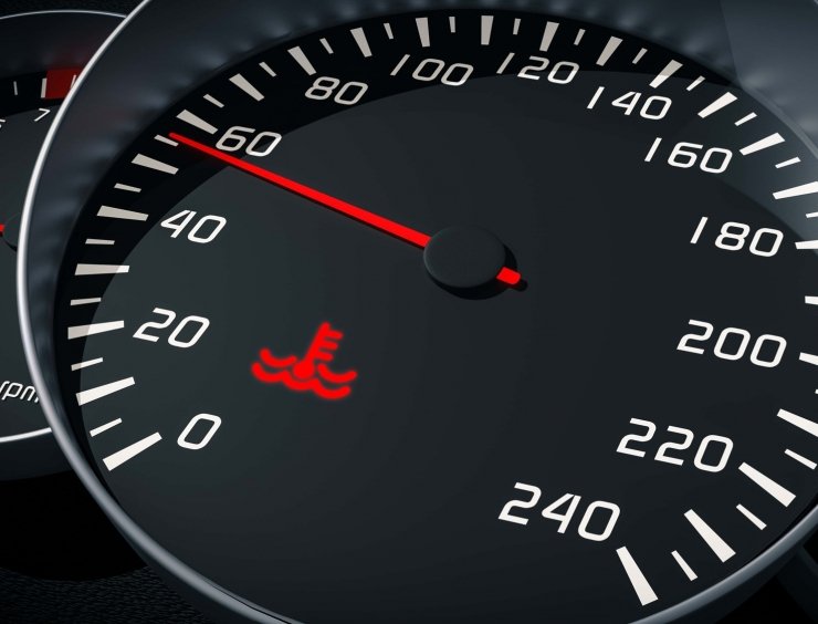 gros plan d'un compteur de vitesse sur une voiture