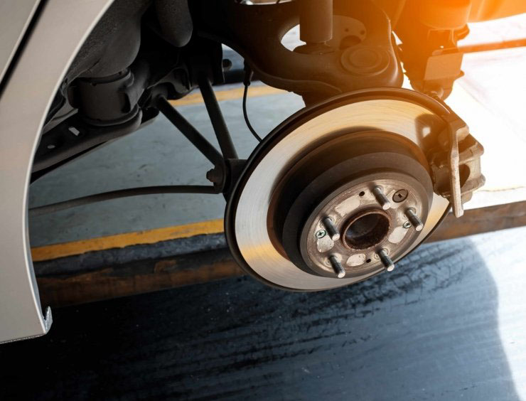 gros plan d'un frein sur un véhicule