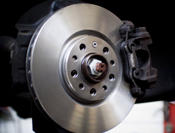 gros plan d'un frein sur un véhicule