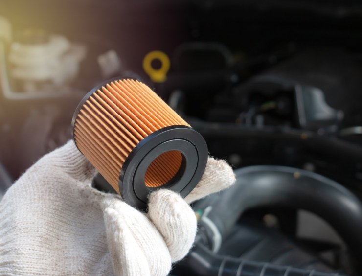 gros plan d'une personne tenant un filtre à air de voiture