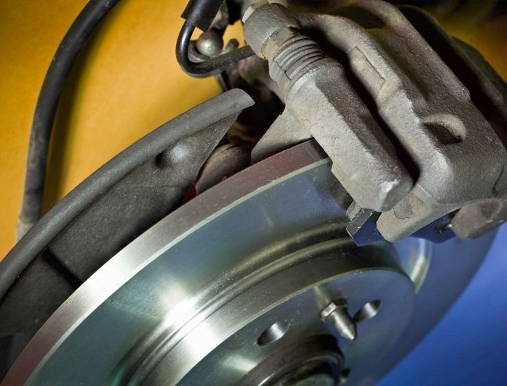 gros plan d'un frein sur un véhicule