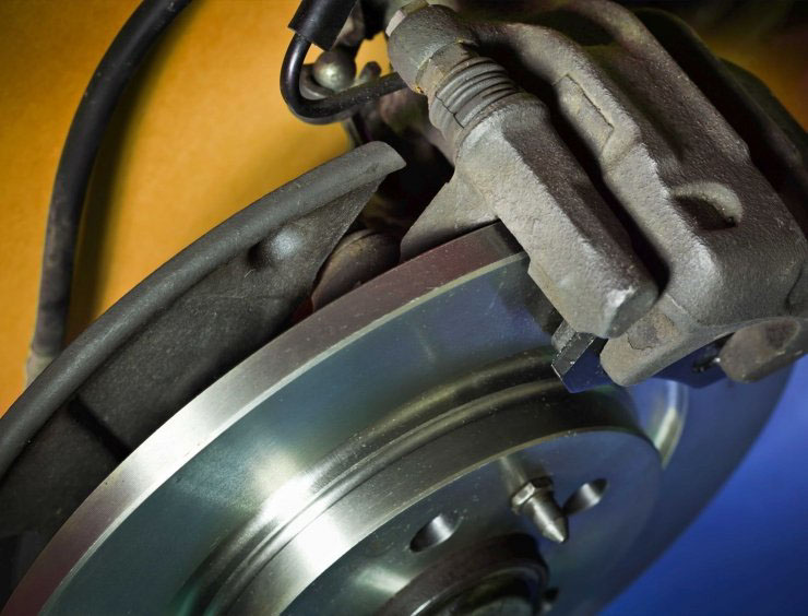 gros plan d'un frein sur un véhicule